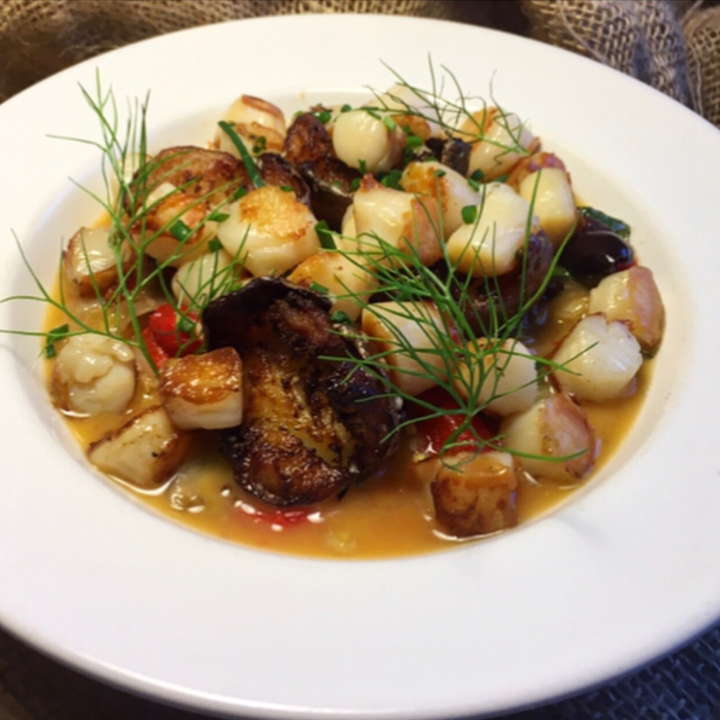 WarwickGrange's tweet photo. Hand-harvested bay scallops —- simply one of the best treats the ocean can offer! These tasty little critters are seared, then served resting on crispy fried potatoes, escarole and roasted peppers with lemon and butter.

#bayscallops #farmtotable #blackboardmenu #eatlocal https://t.co/L3rYyYFr75