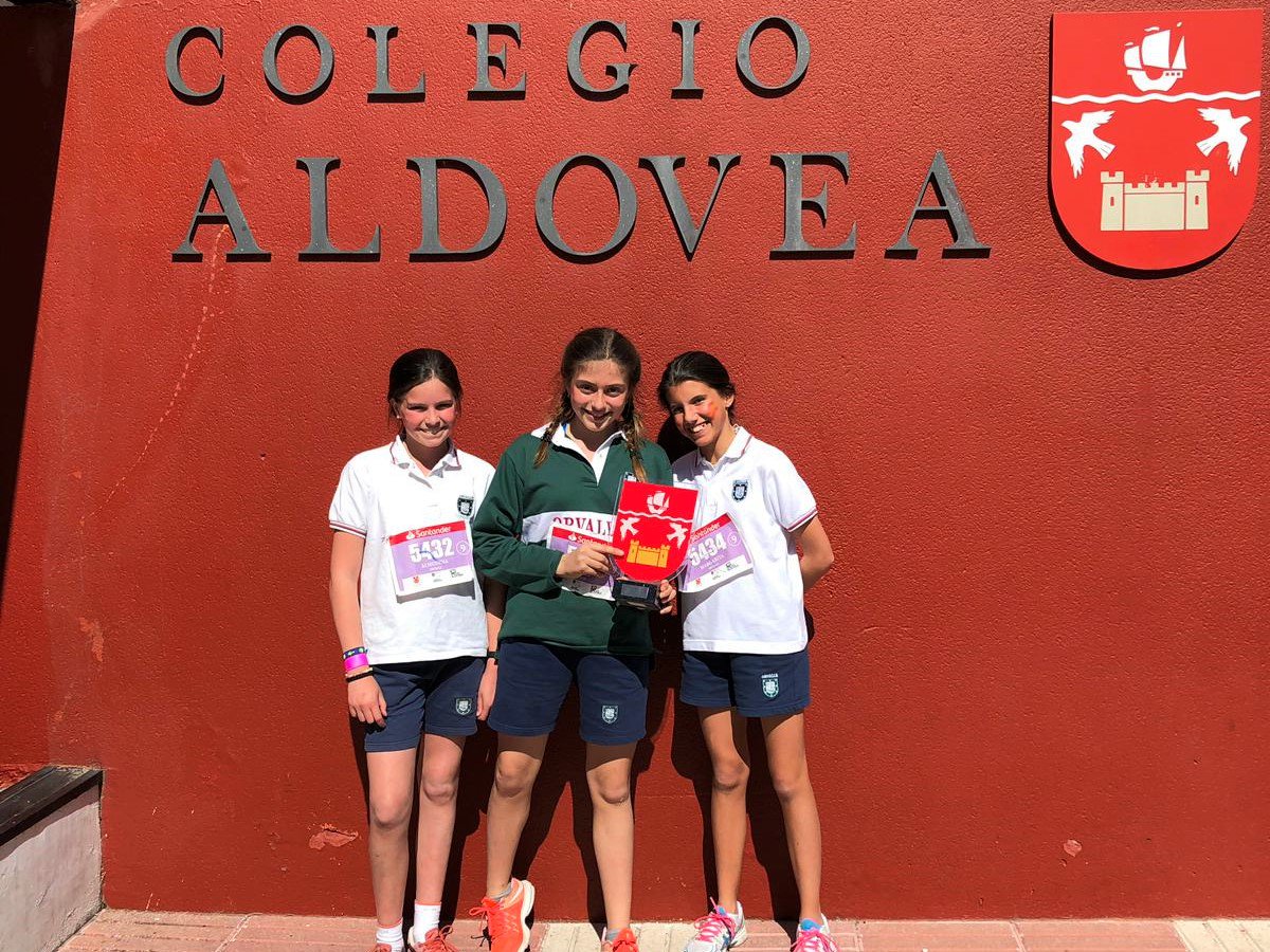 colegio_orvalle's tweet photo. ¡Cada año os superáis @crossaldovea, enohrabuena! Casi 10.000 estudiantes participando. Felicidades a todas nuestras alumnas que han corrido, en especial 1º ESO: 1º premio por equipo, María R.L. 3º premio en juvenil y María S. 5º puesto en alevín #fiestadeldeporte #39CrossAldovea https://t.co/pLO3e09nyu
