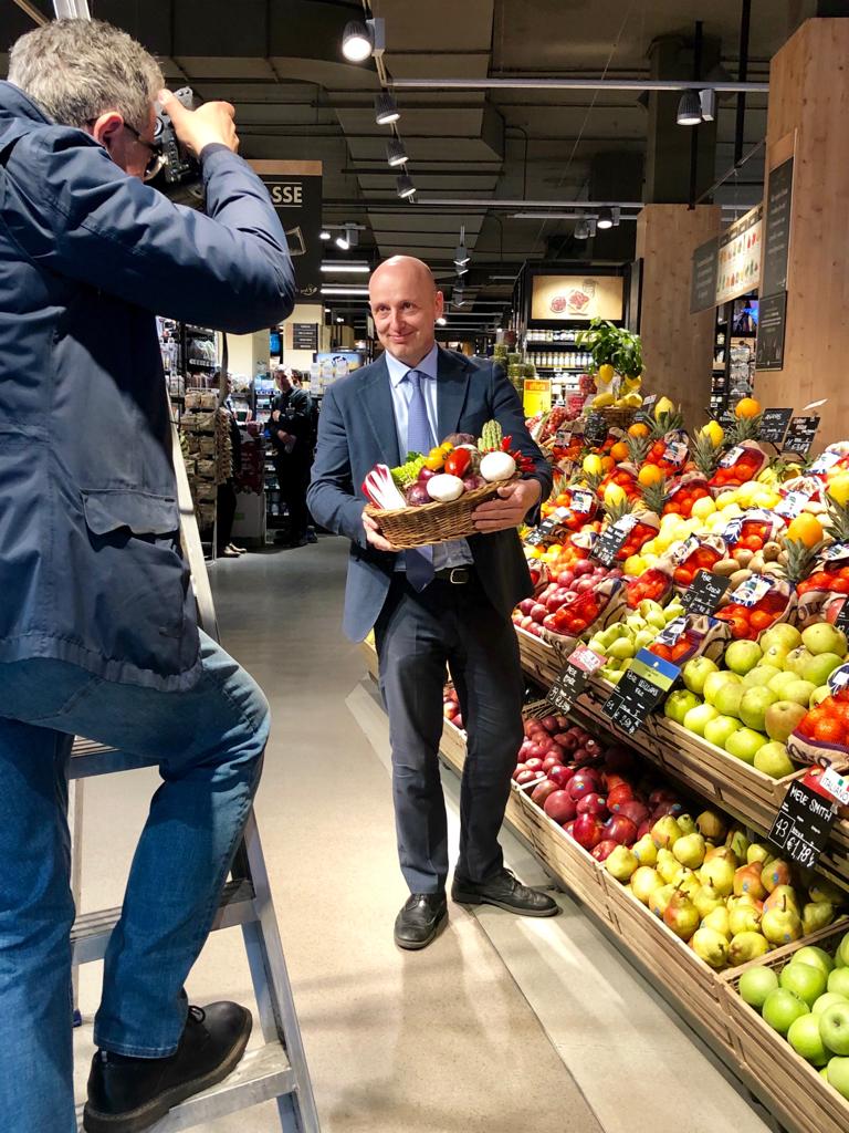 FreshPointMag's tweet photo. Oggi in @CarrefourItalia 
per intervistare
il direttore commerciale
Alberto Coldani
che ha spiegato a #FPMag
strategie e novità
del #repartofresh

Cosa ci ha detto? Lo troverete
sul prossimo numero di maggio
che porteremo anche a @TuttoFoodMilano e @MacfrutFiera

#backstage https://t.co/z9ZKgKEKK0