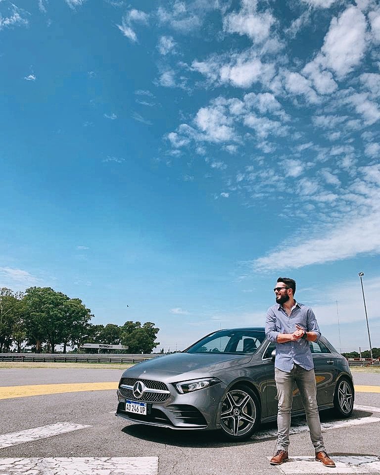 GuidoTonelli's tweet photo. Hace unos días estuvimos por el @autodromo.oscaryjuangalvez para (girar y) contarte por qué para nosotros el @mercedesbenzarg #ClaseA es el #MejorAuto importado de 2019 ¿Coincidis?🏅🌍
El vídeo ya lo podés ver en la cuenta de YouTube y web de @autotestarg. 🏁🚗🇩🇪 https://t.co/rGSONH00u3