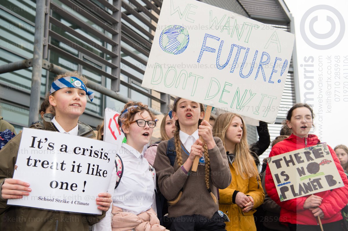 KeithMorrisAber's tweet photo. Over 300 school students and supporters taking part #StrikeForClimate #Strike4Climate #strike4change in #aberystwyth today. © @KeithMorrisAber for @AlamyNews #ClimateChangeStrike #climatechange #positiveaction #reportage #documentary #editorial #photography https://t.co/Z09RUYYqbv