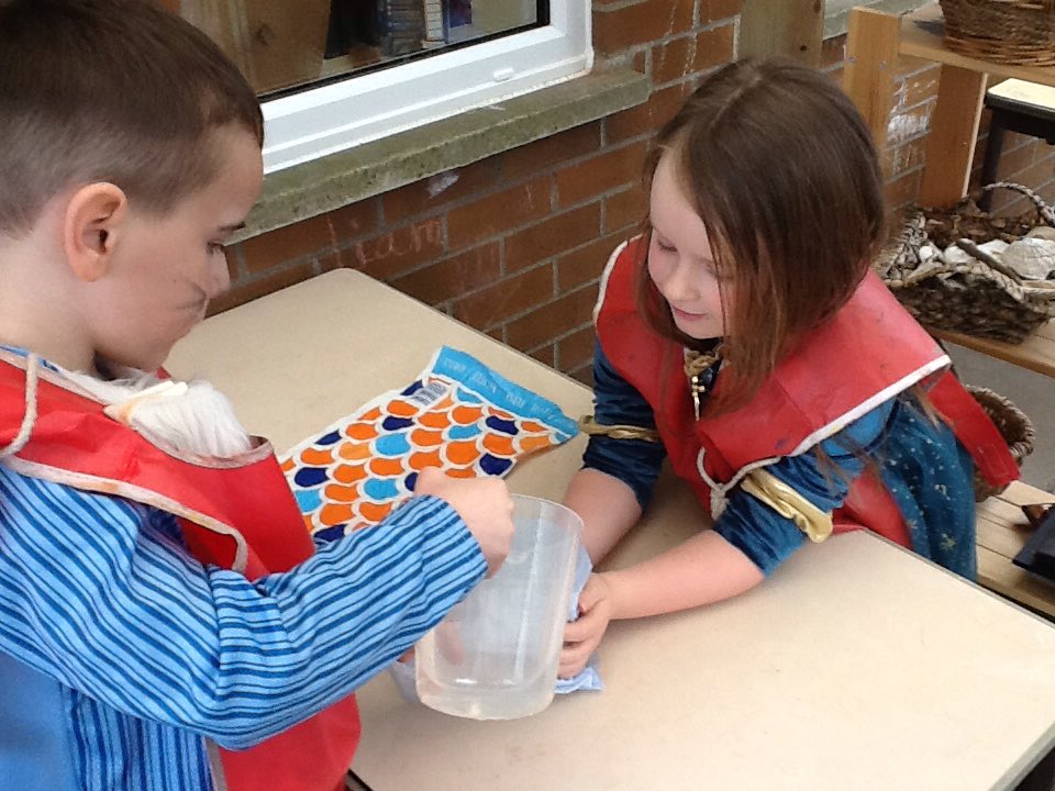 stdavidsrc2017's tweet photo. Dosbarth Dau have chosen the best weather week to investigate which materials are the most waterproof! @EAS_STEM @ScienceWeekUK #ScienceWeek2019 #waterproof #eas_stem https://t.co/YxS7Ns8BSD