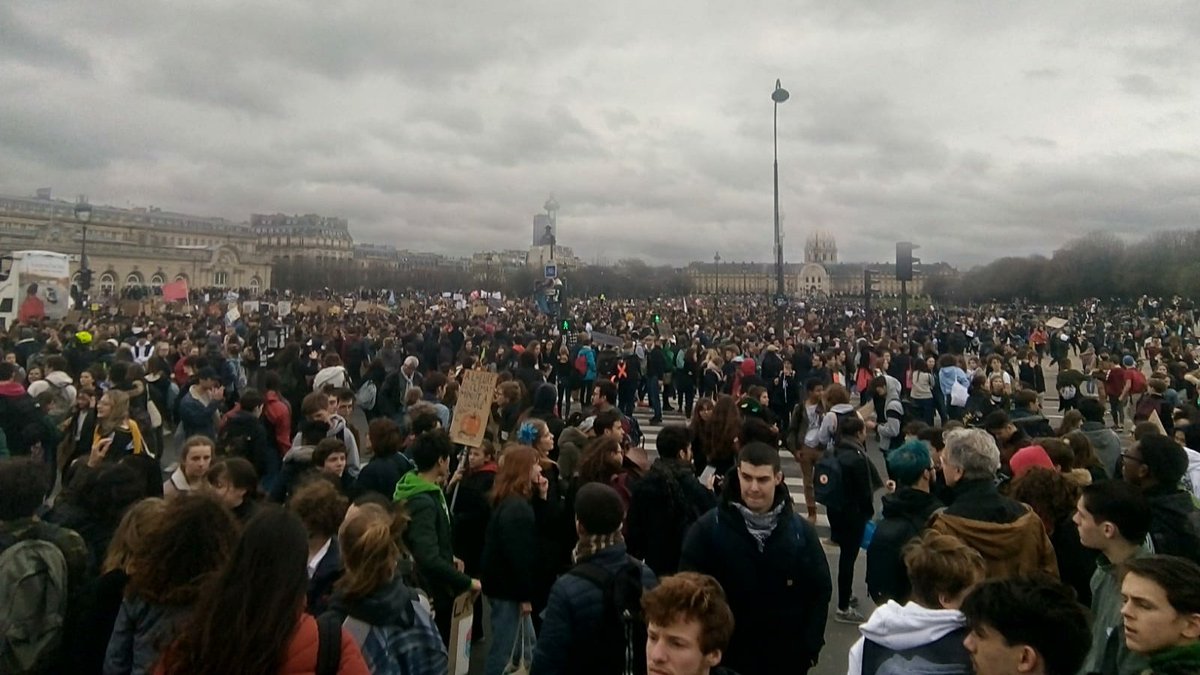 Paris : des dizaines de milliers de jeunes mobilisés pour le climat. #marchepourleclimat #youthforclimate #strike4climate #climatechange #climatestrike