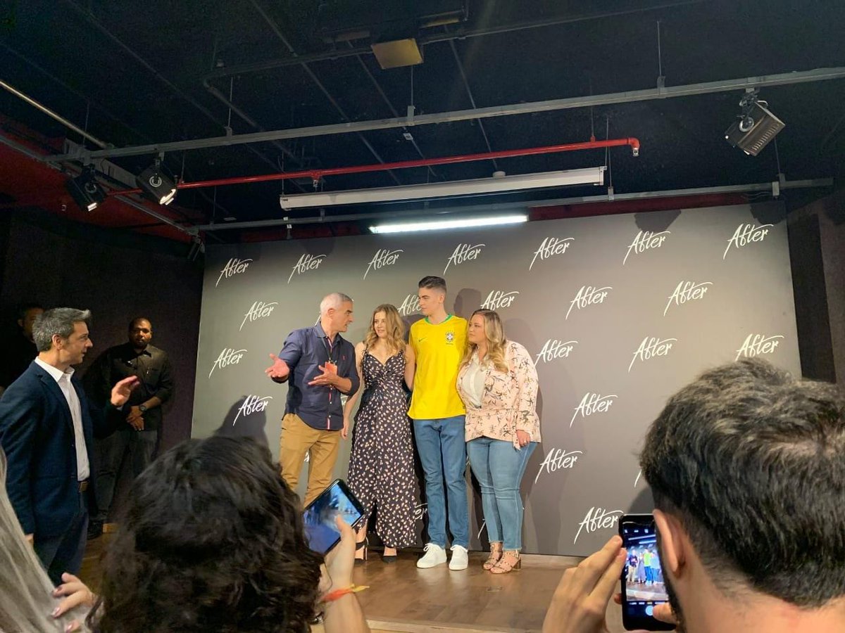 AfterBrasil_'s tweet photo. 📸 || Josephine, Hero e Anna já estão preparados para a coletiva no Brasil 🇧🇷

E esse homem com a camiseta do Brasil??? ❤️ https://t.co/VsImHWt76Q