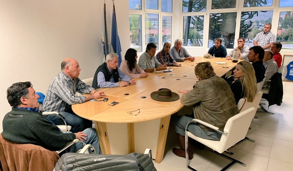 gustamenna's tweet photo. Como parte de las actividades en #Esquel nos reunimos con la Sociedad Rural. Analizamos la situación provincial y nos pusimos a disposición para realizar las gestiones que sean necesarias para apoyar a los productores. #EsPorAcá #EsAhora #CambiaChubut https://t.co/OzO4HjHxF1