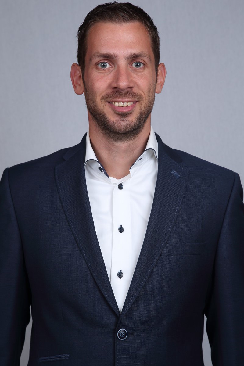 Morgen nemen <a href="/Bastiaan_N/">Bastiaan Nijmeijer</a> en <a href="/Larakreikamp/">Lara Kreikamp</a> afscheid als selectiespelers van het thuispubliek van DOS'46. Peter Lageweg zit voor het laatst op de bank in Nijeveen als trainer van het 2e.
Kom morgen vanaf 18.15 uur naar de Eendracht om deze toppers voor het laatst in actie te zien!