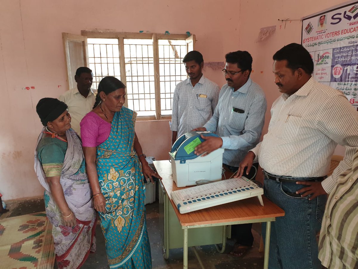 CEOAndhra's tweet photo. Sveep and EVM VVPAT awareness activity to chenchu gudems at amalpuram and Bairluty chenchu gudem (Tribal areas)
#VoterAwareness
#Elections2019
#ceoap
#SVEEP https://t.co/7EnAhbiuqn