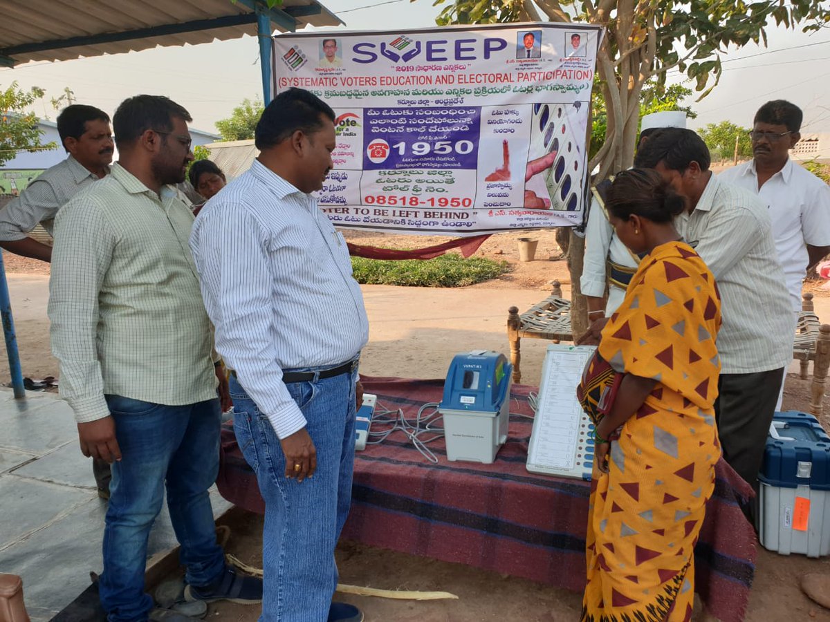 CEOAndhra's tweet photo. Sveep and EVM VVPAT awareness activity to chenchu gudems at amalpuram and Bairluty chenchu gudem (Tribal areas)
#VoterAwareness
#Elections2019
#ceoap
#SVEEP https://t.co/7EnAhbiuqn