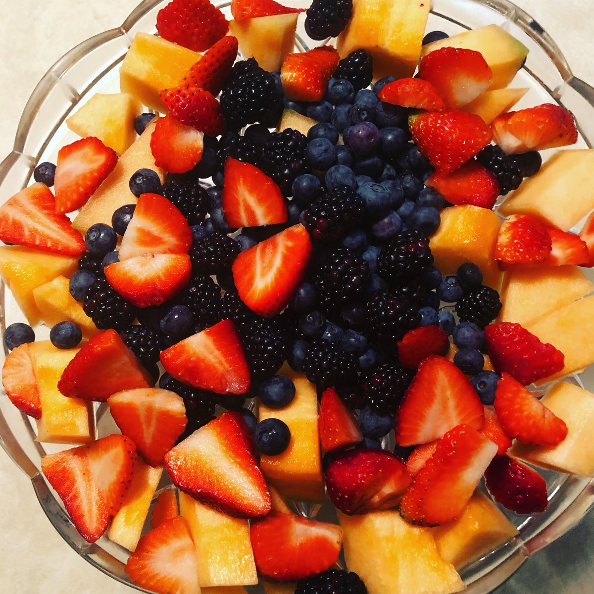 EddieFatakhov's tweet photo. how can I get all my fluids for the day? add fruits and vegetables as water content is high. Fruits are packed w/ #antioxidants, #flavonoids, #vitamins and #minerals as well as #digestive #enzymes they help w/ daily intake of fluids https://t.co/FcyWlJn2hB
