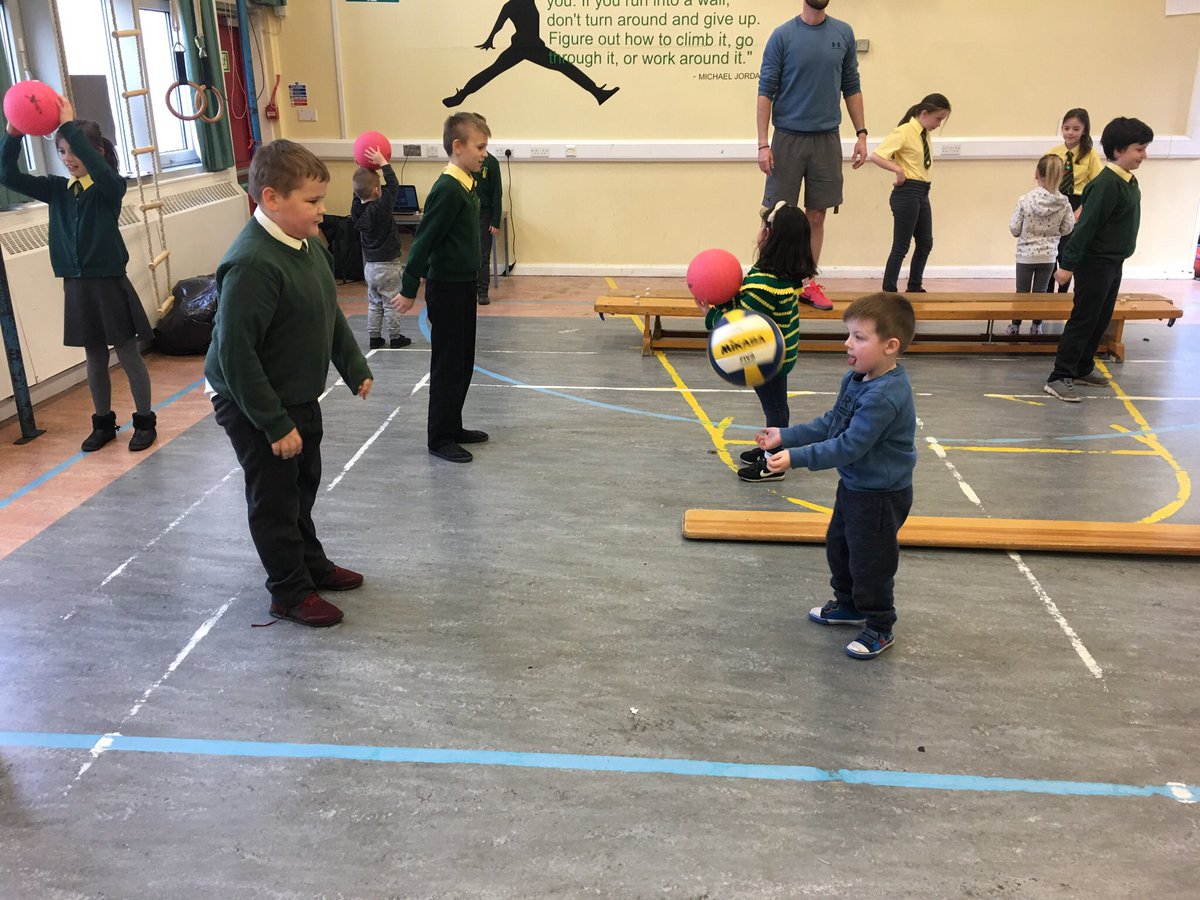 MrsKerr4's tweet image. On a Thursday P6 have been helping the nursery children in P.E #P.Ebuddies #workingtogether #developingconfidence @StNinianPS