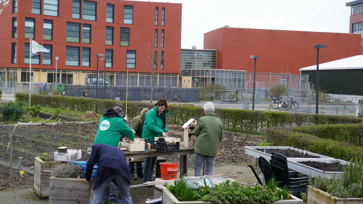 StadstuinGoes's tweet photo. #NLdoet #bijenwerkdag Aan de slag voor de wilde bijen met het bouwen van bijenhotels. Enkele statenleden van #CDAZeeland kwamen ook klussen. https://t.co/NJTaQJnU76
