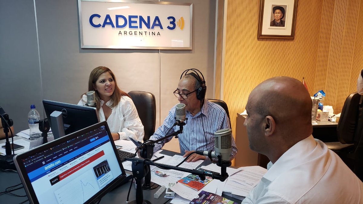 Martino_Alberto's tweet photo. 👉Gracias Mario y a todo el equipo de @Cadena3Com por el espacio y la difusion de nuestra 1° #FiestaNacionalDelDeportista.
Un orgullo visitar la radio más federal del país.🇦🇷💪
¡Enorme regalo de @gustifernandez4 para Mario y todo el equipo!
¡Los esperamos en Río Tercero! https://t.co/fOOXe8pOm9
