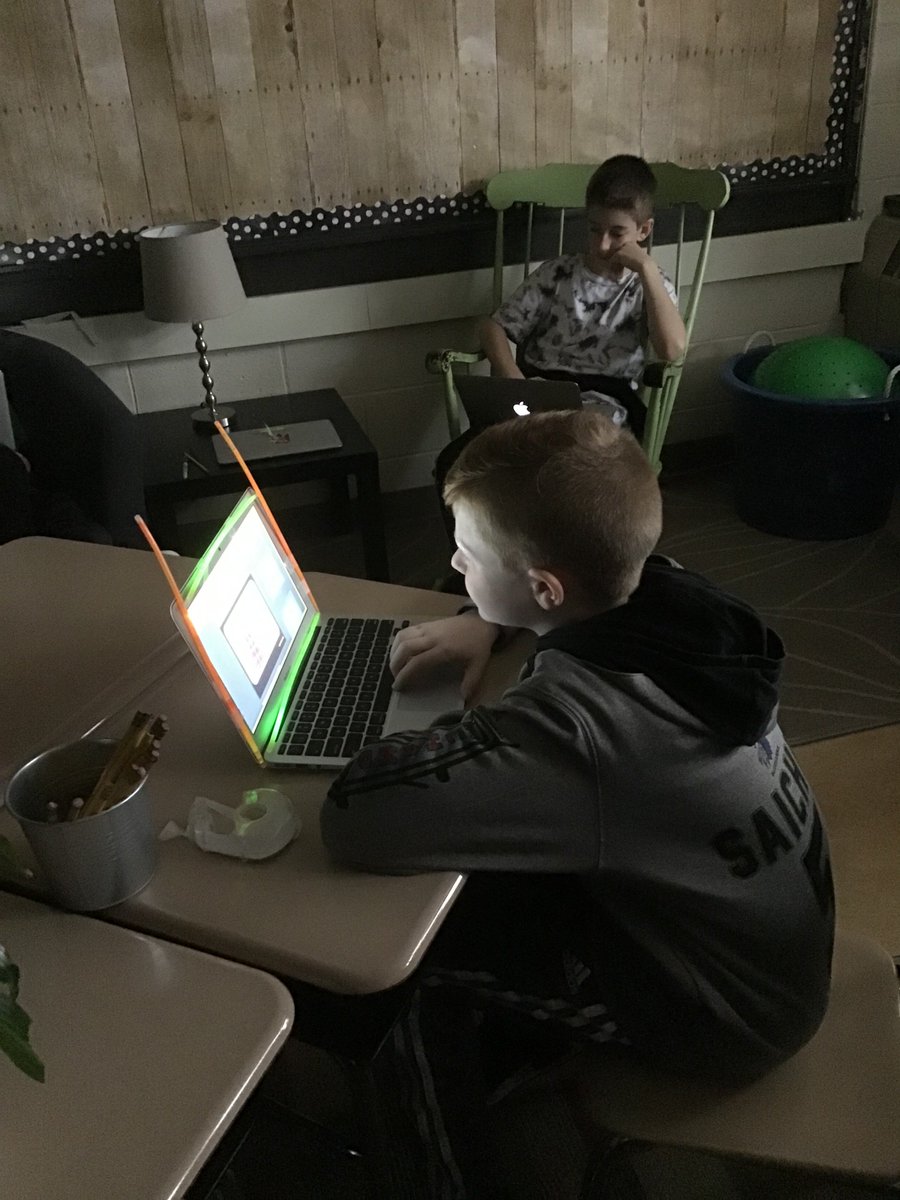 SenoraTurner28's tweet photo. 5th graders earned a Glow Party for achieving 2000 points (or, as we call them, Dojo Dolares) during Spanish in Class Dojo! So much fun, especially on the day we celebrate St. Patrick's Day! Great job! @MrsTucker202 #tlc28 #innovate28 @ClassDojo #classdojo @GreenbriarD28 https://t.co/mtta5YQ9F0