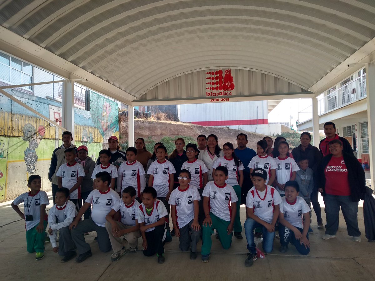 Jossue_Vazquezs's tweet photo. El día de hoy nos dimos cita en la Escuela Primaria Netzahualcóyotl para la entrega de uniformes al equipos que participará el día de mañana sábado 16 de marzo en la eliminatoria de futbol de las Escuelas del Deporte.

#Codeix
#EsdepIII
#AntorchaEsDeporte https://t.co/Gtfs8kt4Rg