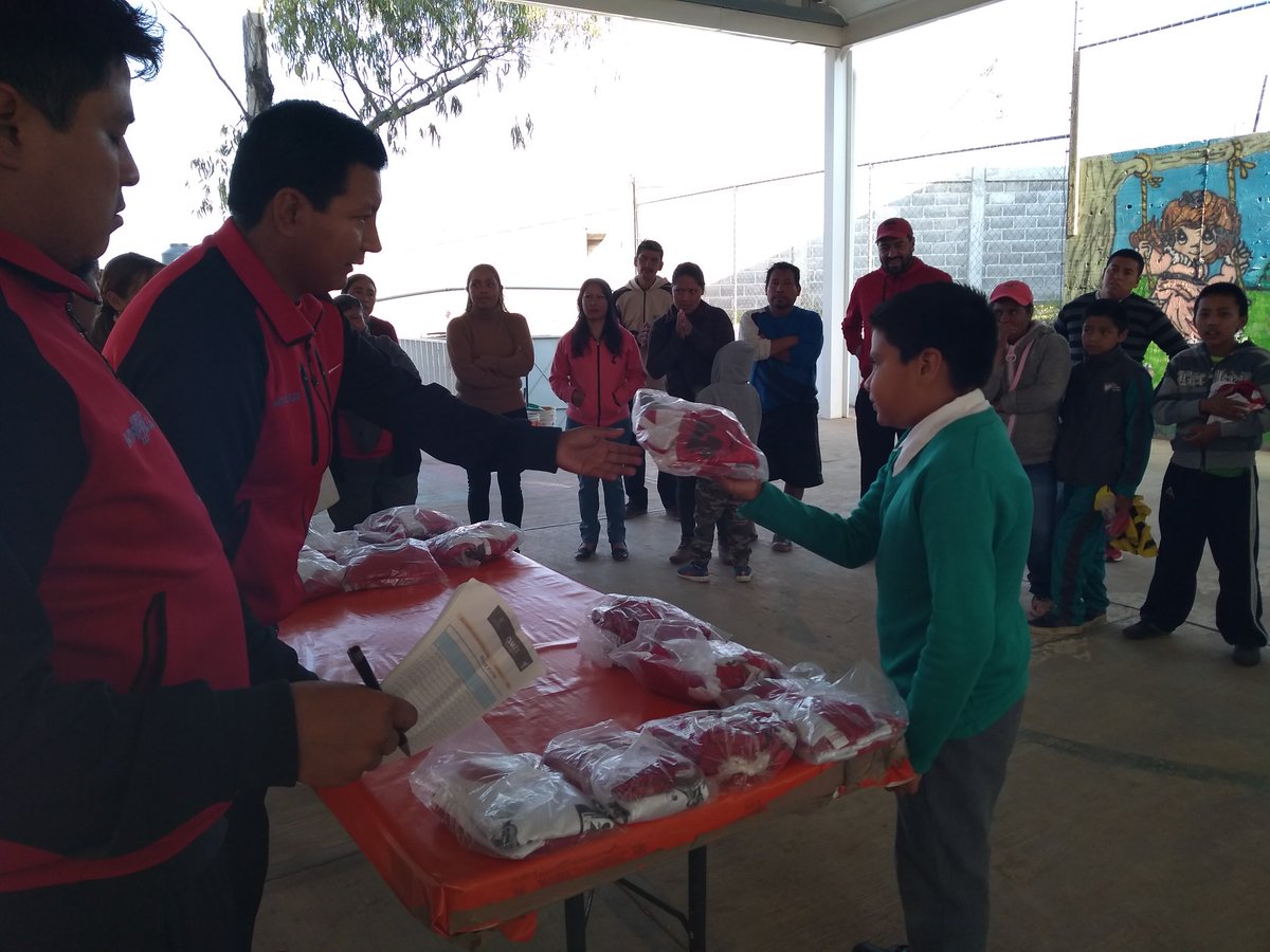 Jossue_Vazquezs's tweet photo. El día de hoy nos dimos cita en la Escuela Primaria Netzahualcóyotl para la entrega de uniformes al equipos que participará el día de mañana sábado 16 de marzo en la eliminatoria de futbol de las Escuelas del Deporte.

#Codeix
#EsdepIII
#AntorchaEsDeporte https://t.co/Gtfs8kt4Rg