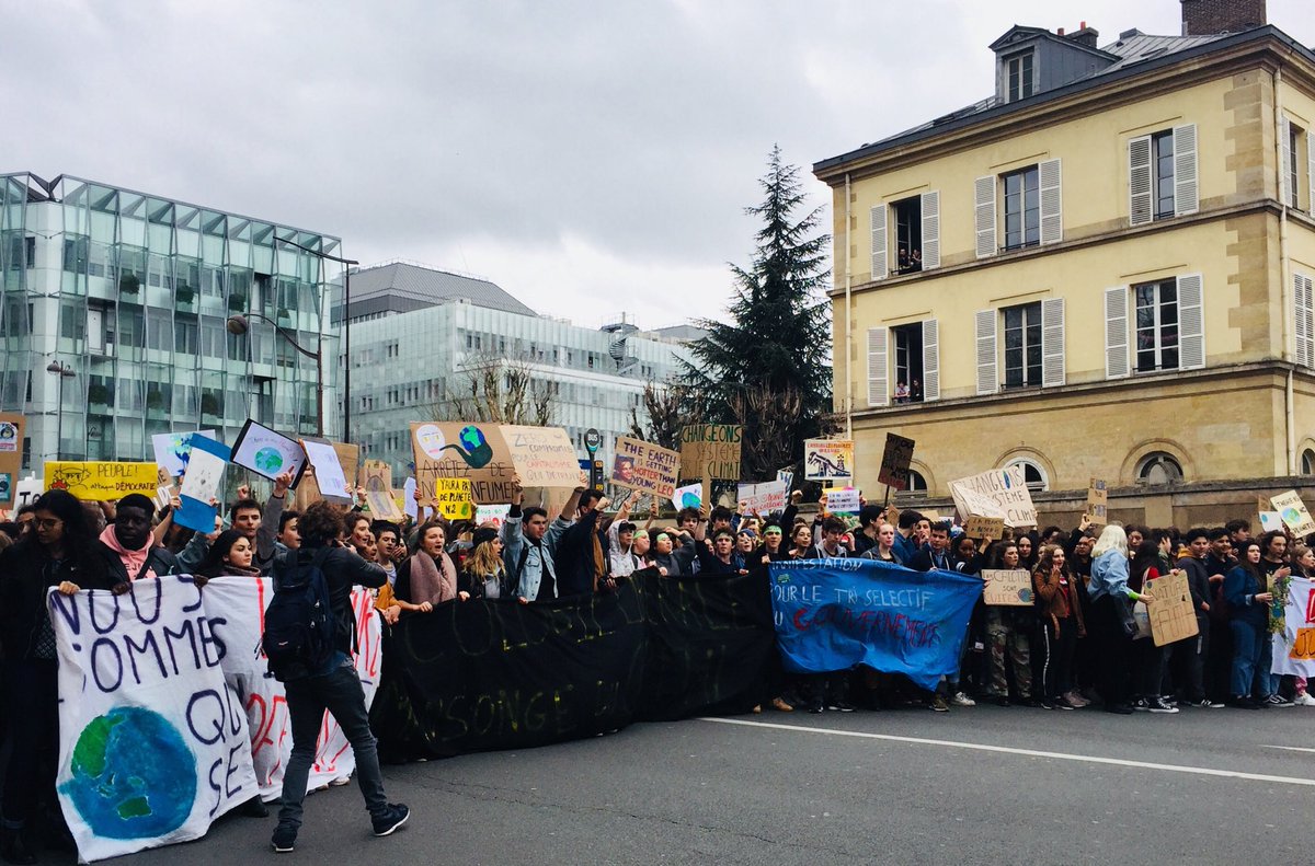 _popipop's tweet photo. 📣La jeunesse répond « présente » à l’appel de @GretaThunberg
Du monde dans les rues parisiennes.

On échauffe les voix avant le rdv de #lamarchedusiecle !

#YouthForClimate #YoungCaritas #winterIsNotComing https://t.co/LHrjqEuTDe