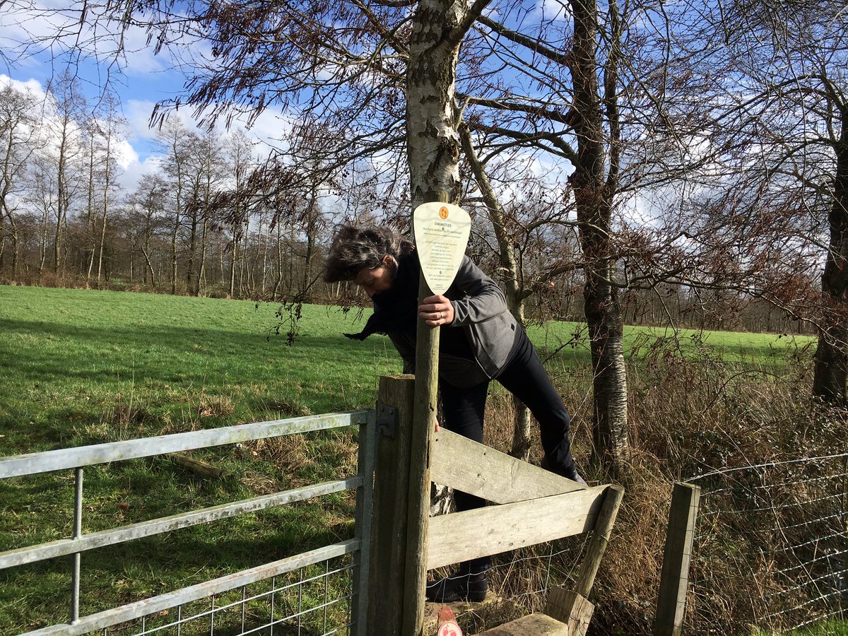 bertnederveen's tweet photo. Met collega Elly Pastoor aan het werk geweest bij de school en het ‘loopke’ in Sebaldeburen. Samen met alle leerlingen, leerkrachten en vrijwilligers. #top #NLDoet https://t.co/eNgaYbLJqN