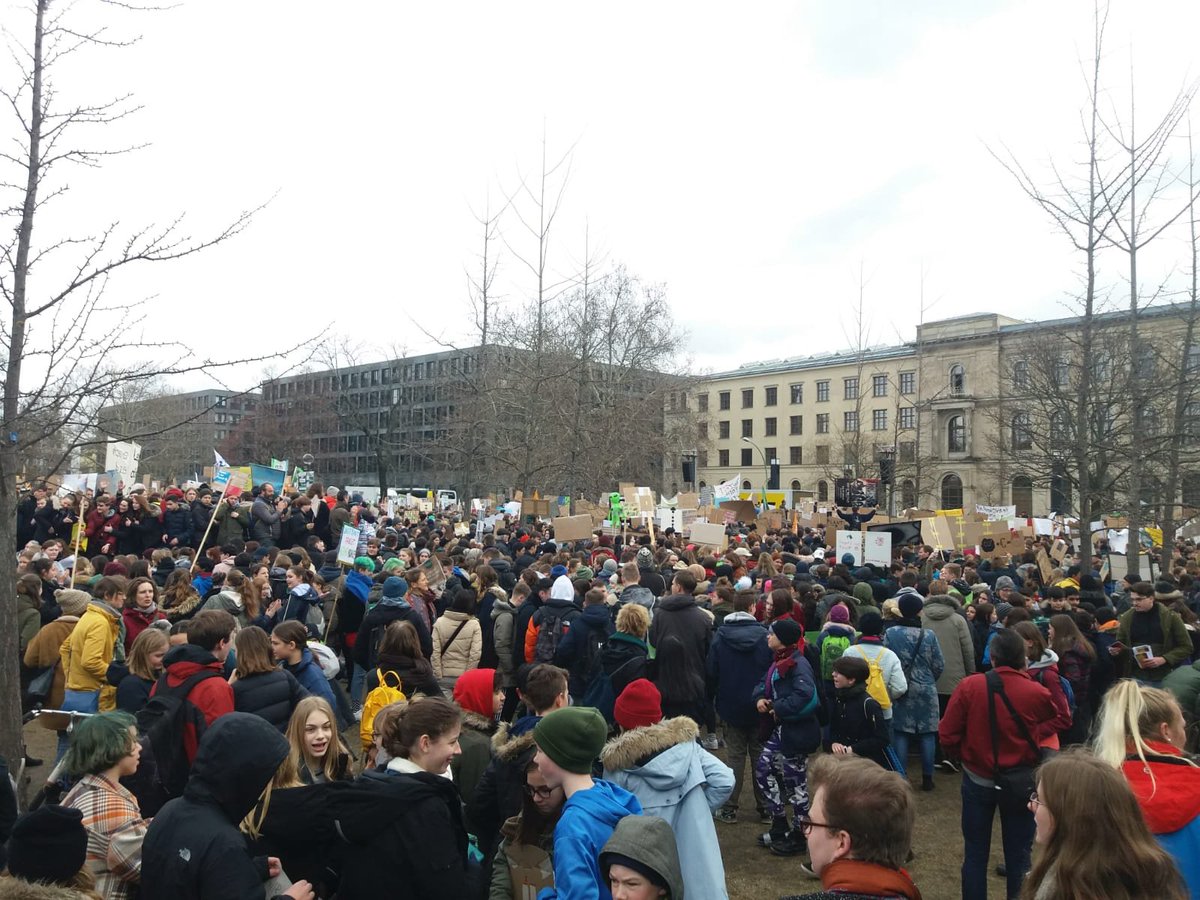 radiopopmilano's tweet photo. Anche a Berlino oggi è giornata di mobilitazioni #FridayForFuture #FridayForFutureberlin da @mosgor https://t.co/fq7BxGQMvK