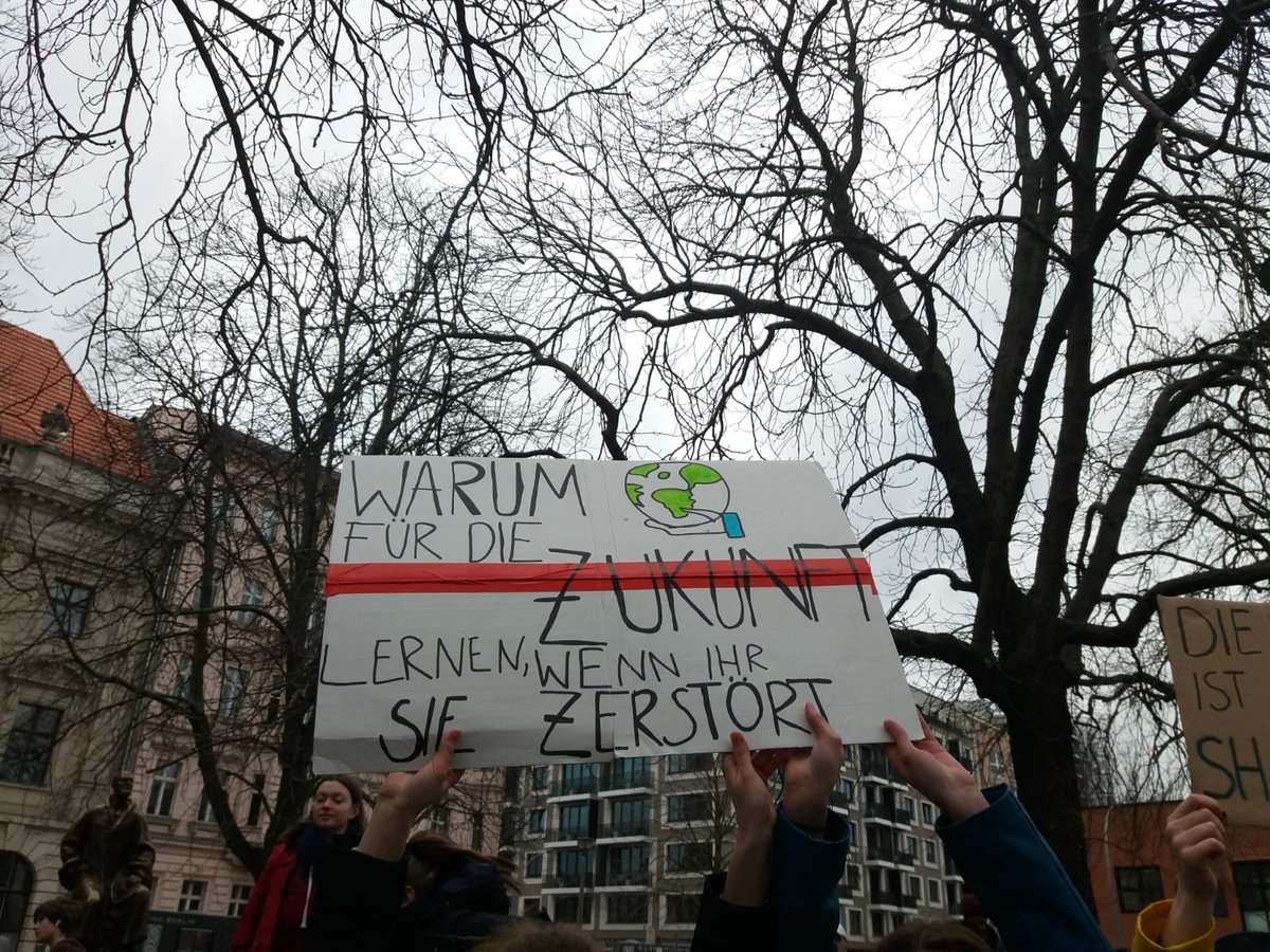 radiopopmilano's tweet photo. Anche a Berlino oggi è giornata di mobilitazioni #FridayForFuture #FridayForFutureberlin da @mosgor https://t.co/fq7BxGQMvK