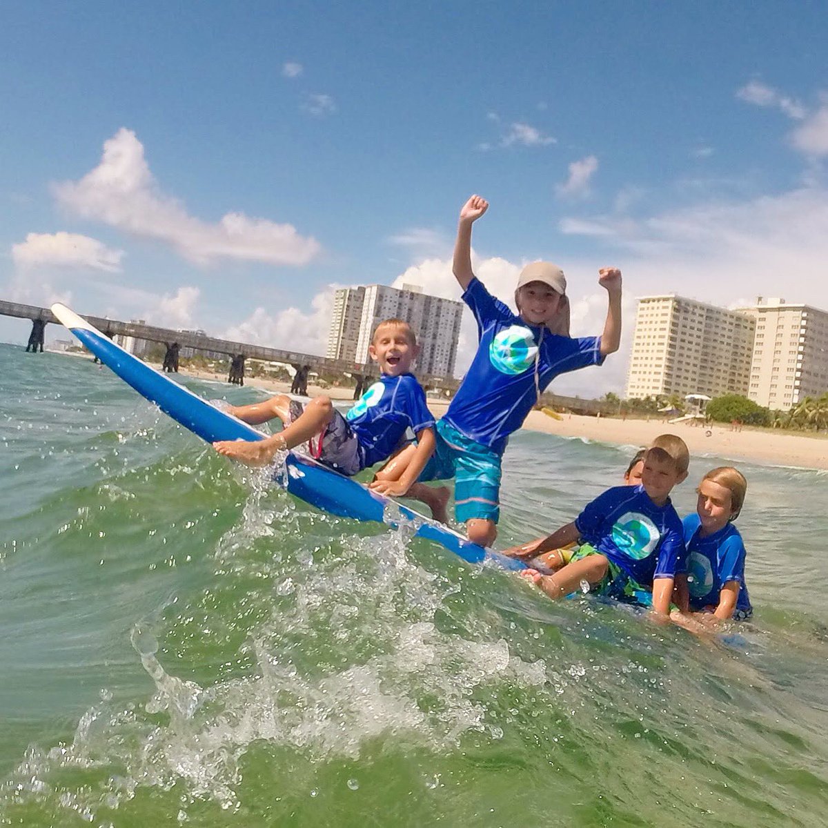 HolaMundoCamp's tweet photo. Our campers having a little fun under the sun/ Un poco de diversión 💥💥💥 #FlashbackFriday ⚠️ REMINDER: parents make sure to Sign Up for this year’s summer session before April 1st to get our Early Bird discount! 📝 https://t.co/8GkrPkWyV2