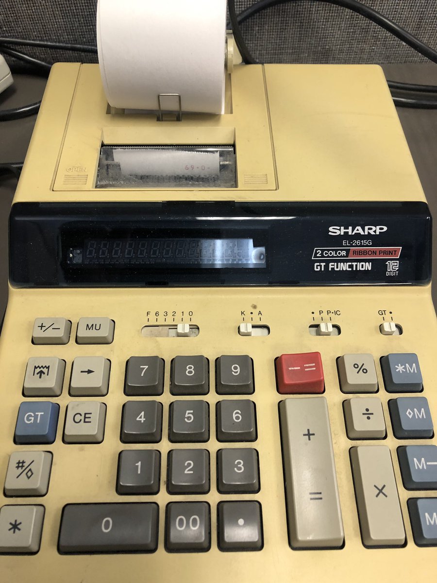 DES_Electronic's tweet image. When you gift your 23-year-old accounting intern a @Sharp_Business electronic #printingcalculator that’s most likely older than him...  🧮🧐🤣 #fbf #vintage #antique #springcleaning #electroniccalculator #dagostinoelectronic