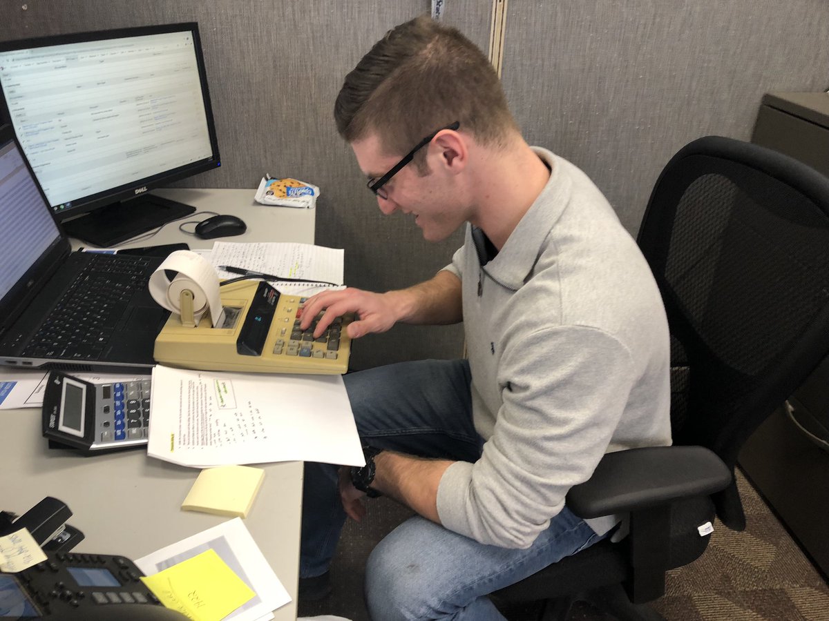 DES_Electronic's tweet image. When you gift your 23-year-old accounting intern a @Sharp_Business electronic #printingcalculator that’s most likely older than him...  🧮🧐🤣 #fbf #vintage #antique #springcleaning #electroniccalculator #dagostinoelectronic