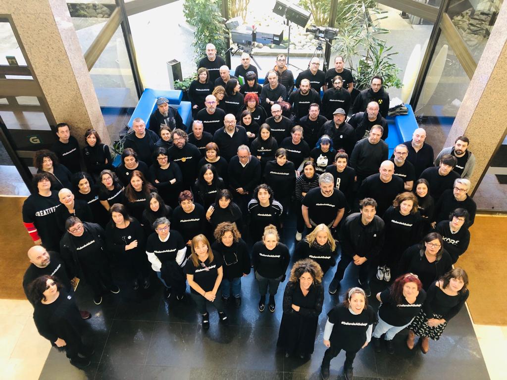 DefendeAGalega's tweet photo. Dez meses despois, a dirección da @crtvg non se dá por aludida. A súa insistencia en respostar ás críticas por manipulación cun feixe de datos de audiencia é #PuroTeatro. #VenresNegro43CRTVG. https://t.co/WJMlA5yuHQ