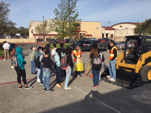 mica_peggy's tweet photo. Thanks to our partners at Ranger Excavating and the Covalent Foundation for coming to speak to @cdfulkes students about construction careers!  @sfloresRRISD @SheriVBonds @RRFutureReady @RoundRockISD @RRCoC https://t.co/8EbID72B23