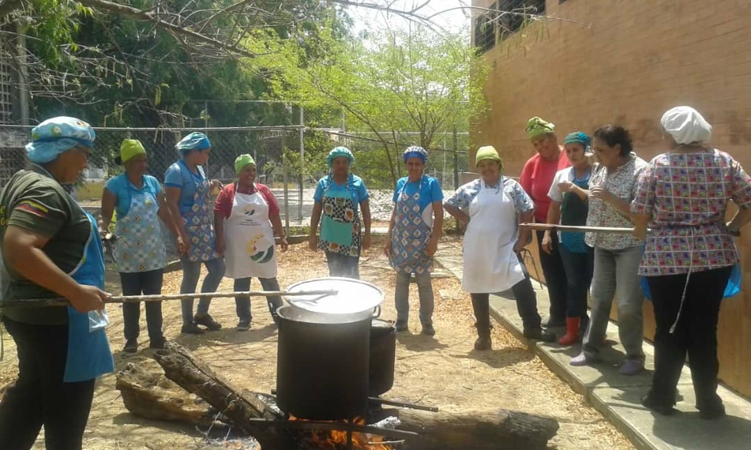 #15Mar UE Clorinda Azcunes trabajando en el cumplimiento del plan de contingencia para la comunidad de La Esmeralda. Cocineras de la Patria presentes y consecuentes en la defensa de  nuestro pueblo. #VenciendoElGolpeElectrico #SanDiego @NicolasMaduro @Aymaraguiar