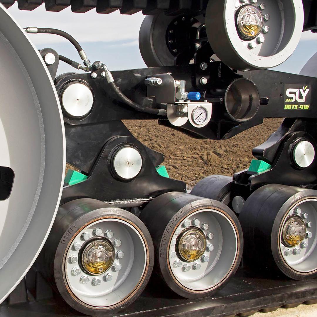 HorizonAgri's tweet image. Reduce soil compaction with our Intelligent Multi-Use Track System (IMTS)
Results from our field trials &amp;amp; results have shown us that tracks can offer a very attractive return on investment. 
See more about IMTS at slyagri.com/chenille-imts2/
#SoilCompaction #SoilProtection #Agronomy