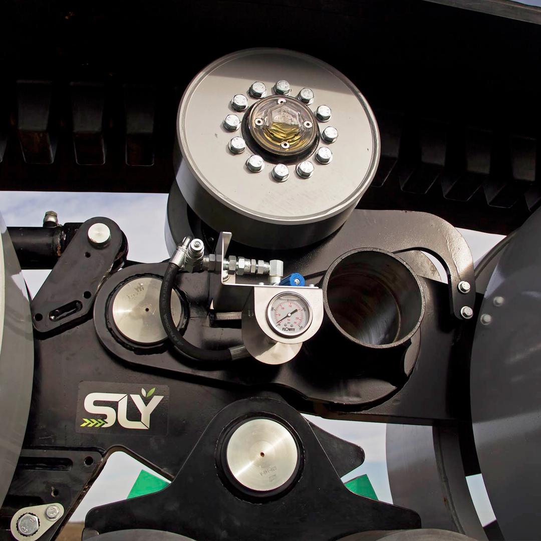 HorizonAgri's tweet image. Reduce soil compaction with our Intelligent Multi-Use Track System (IMTS)
Results from our field trials &amp;amp; results have shown us that tracks can offer a very attractive return on investment. 
See more about IMTS at slyagri.com/chenille-imts2/
#SoilCompaction #SoilProtection #Agronomy