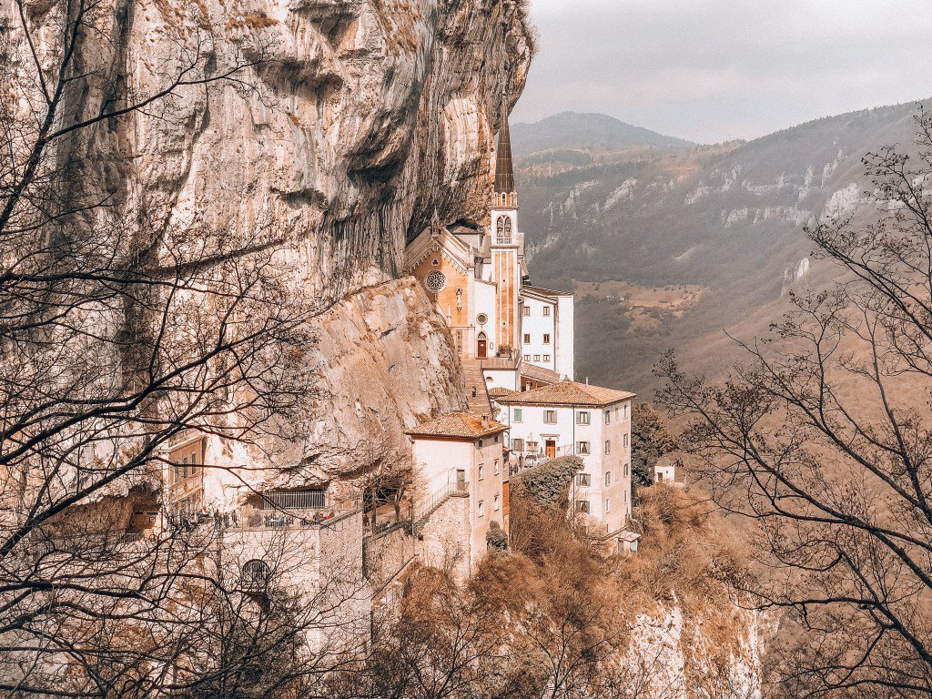 monicarazzi's tweet photo. Sospeso tra cielo e terra, il Santuario Madonna della Corona è uno dei luoghi più scenografici d'Italia. Si trova tra le rocce del Monte Baldo e si può raggiungere percorrendo un bellissimo sentiero panoramico in mezzo al bosco. https://t.co/v6zYOlHDod https://t.co/Bh5Rhg2xNg