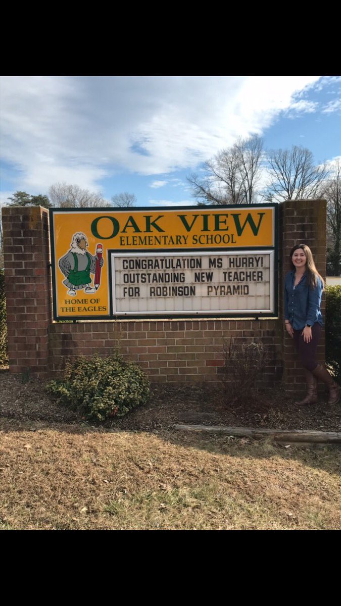 OakViewFCPS's tweet photo. Who is this year’s outstanding new teacher for the Robinson Pyramid? Our very own, Kelly Hurry! #proud #OakViewFCPS https://t.co/Ss0lV02nMI