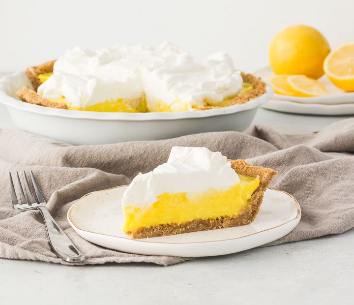 Lemon cream pie is a dream for lemon lovers! #lemon buff.ly/2SGBt2q