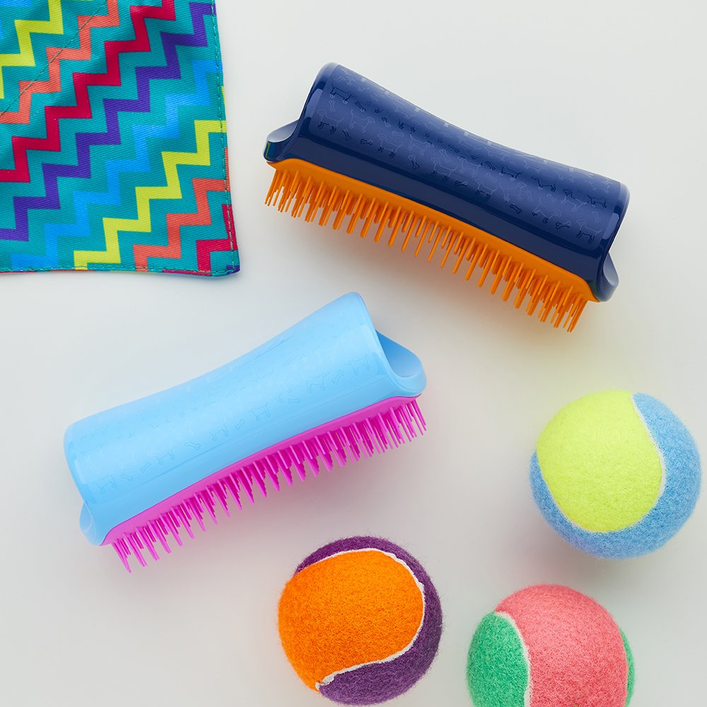 What type of fur does your doggy have? We have the dog grooming brush for you, Detangling &amp; De-Shedding! Discover the dog brush for you over on PetTeezer.com #PetTeezer 💙💛