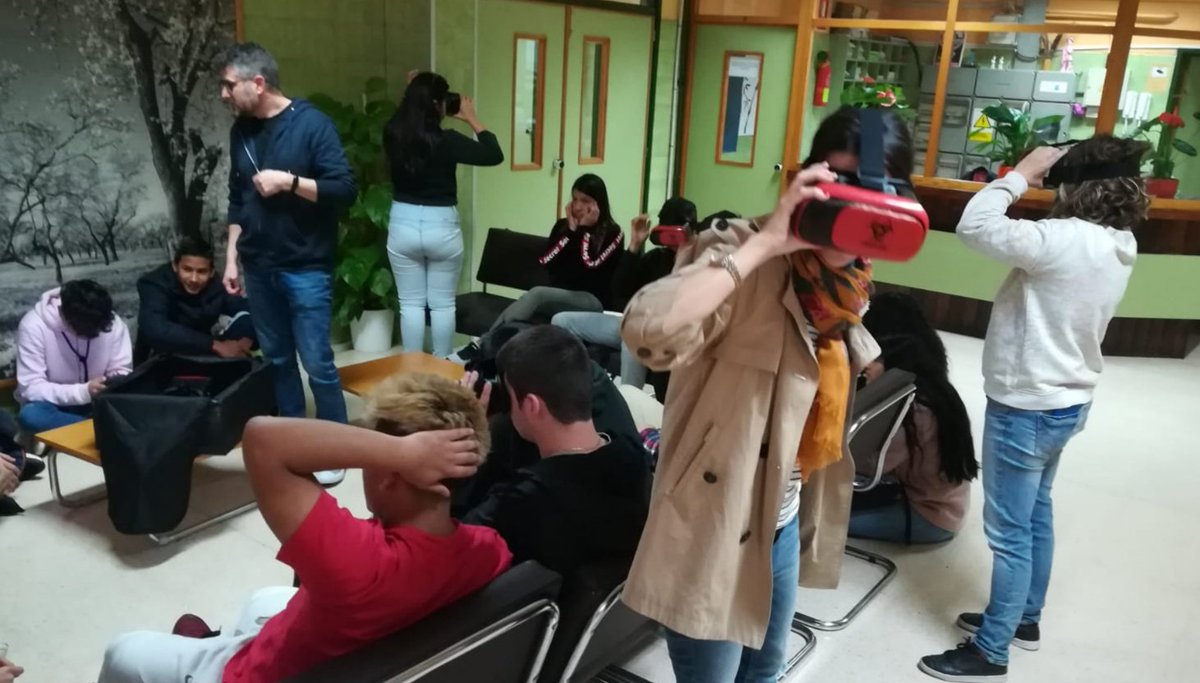 Preparamos el viaje de estudios a de 4° de ESO construyendo una visita en VR. Investigan sobre la ciudad y aprenden a manejar Google Tour Creator para después sumergirnos en Berlín con Google Expeditions.