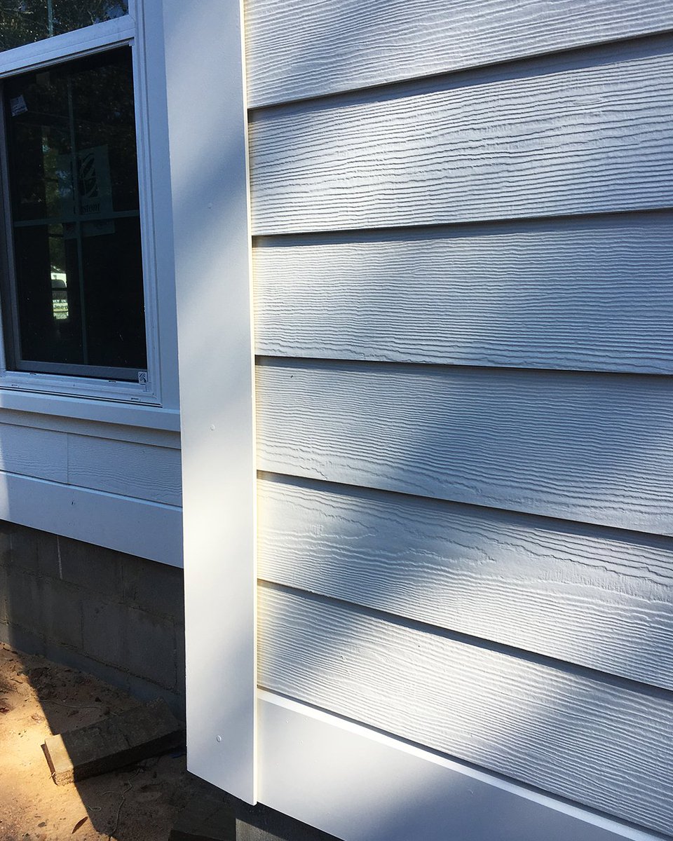Versatex's tweet photo. #VERSATEX stealth system gives you fiber cement clearance with ground contact. The starter #board fits nicely the with the #stealth one-piece corner to hide the joints.  This view gives you a better angle with no visible caulk line on the corner #trim with fiber #cement siding. https://t.co/21Ay8CMGar