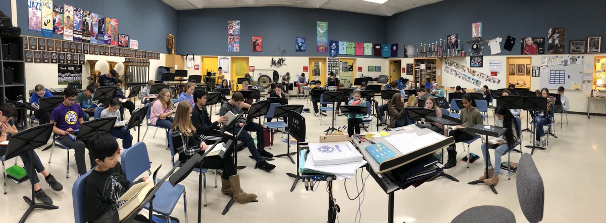 SCrecelius's tweet photo. We read a new piece of music in Symphonic Band today and then packed up our instruments and read our books.@LarsonMS #Larsonreads https://t.co/tyjWDoCM1f