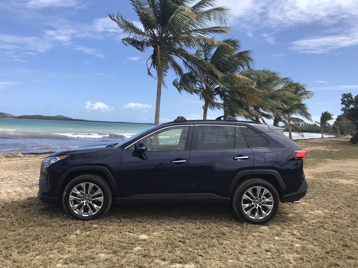 OverdriveNewsPR's tweet photo. #OverdriveReview | Toyota RAV4 2019 

🚘Modelo de prueba: Limited 2WD

🎨 Color: Blueprint

🔧Motor y transmisión: 2.5L N/A 4-en línea / Automática de 8 vel.

⛽️MPG: 26 ciudad/35 autopista/ 30 combinado

💵 Precio: $38,200 https://t.co/oAeXPflKPp
