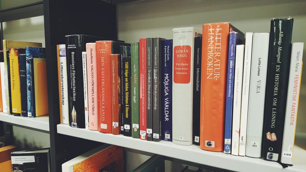 Litteraturuppsats – en början bokstund.wordpress.com/2019/03/15/lit…