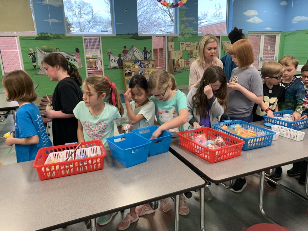 richardsonml's tweet photo. East students did an outstanding job as they opened their Sunbeam school supply store today. #vhee https://t.co/0kUAjWVXYz