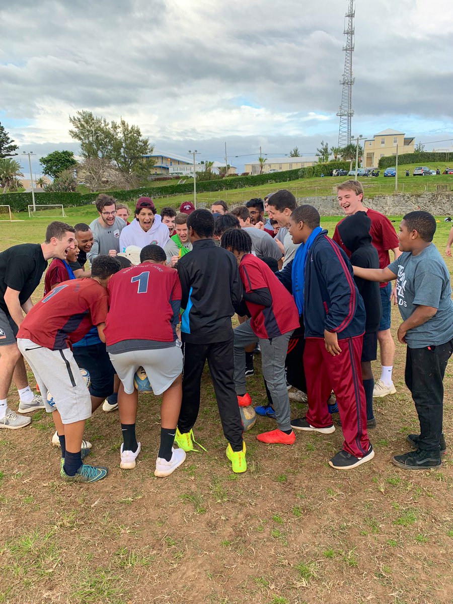 Our Middle school athletes had a blast yesterday with <a href="/ColgateMRugby/">Colgate Men’s Rugby</a> &amp; <a href="/ColgateWRugby/">Colgate Womens Rugby</a> players. Both teams are preparing for <a href="/BermudaRugby7s/">Bermuda7s</a> #ArielRe7s tournament this weekend. Thank you for an awesome session, good luck this weekend &amp; enjoy #Bermuda 😁😁🇧🇲🏉