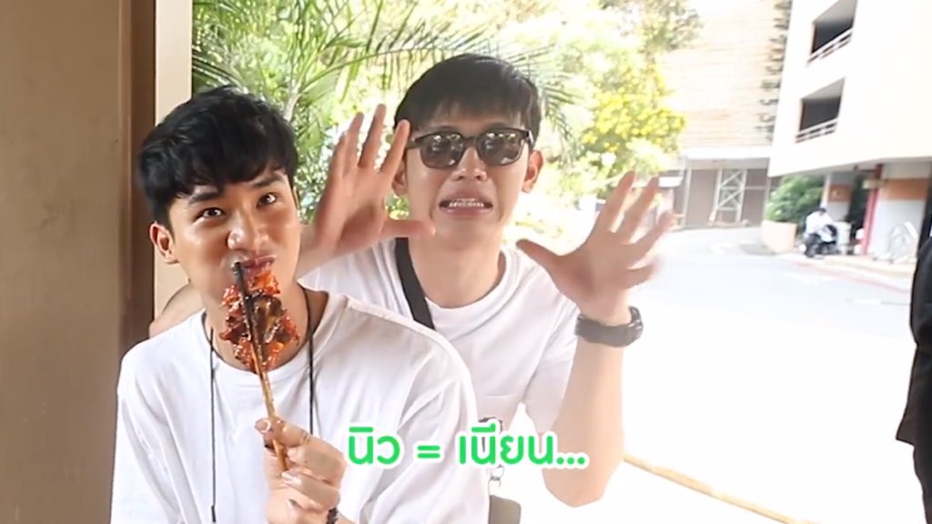 รุนะว่ายัยน้องแอบเนียนจะแกล้งเช็ดมือ ที่เสื้อพี่ น่าร้าก ทำไมอยู่ด้วยกันแล้วมันอรุ่ม ความสุขล้นกล้องออกมาเลยจ้า #โพก้า สัมผัสได้ #กินกันกับเตนิว https://t.co/XwtYtacbNd