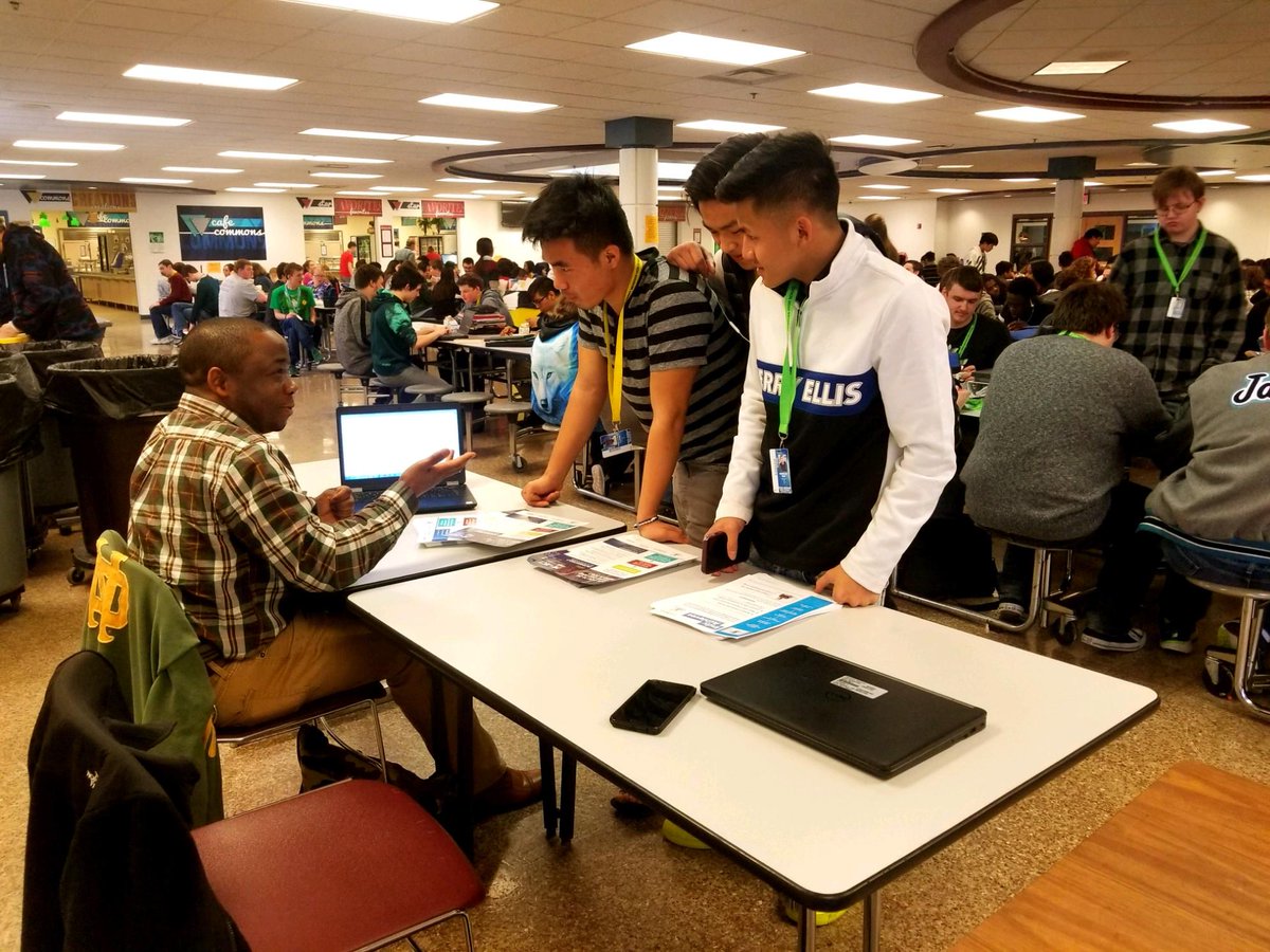 IndyMNAs's tweet photo. Helping students learn about scholarship information and summer job opportunities #MNAMJ #DirectorCam @IndyAchieves @EmployIndy #PerryMeridianHS https://t.co/IazaSqkiky
