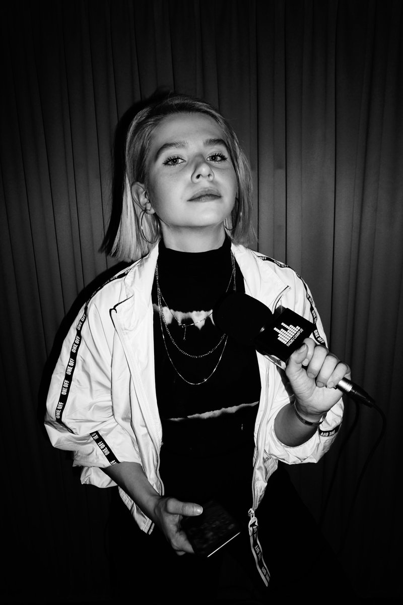 Anna.

Redakteurin bei NIGHT BABY.

Liebt und lebt die Musik.
Verabscheut ihren gelebten Kapitalismus und fordert Gleichheit und Freiheit der Gesellschaft. 
Definiert sich über ihre distanzierte Offenheit.
Lebt für die urewige Kunst im unernsten Leben.

IRGENDWAS ENTSTEHT IMMER.