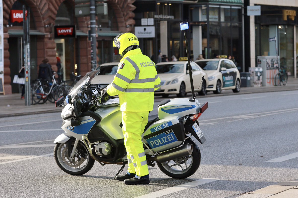 RadwegH's tweet photo. Liebe Radfahrende nehmt euch ein Beispiel an der @PolizeiHamburg
#NeonClothes for high visibility 😉 https://t.co/dkTqTIeXAZ