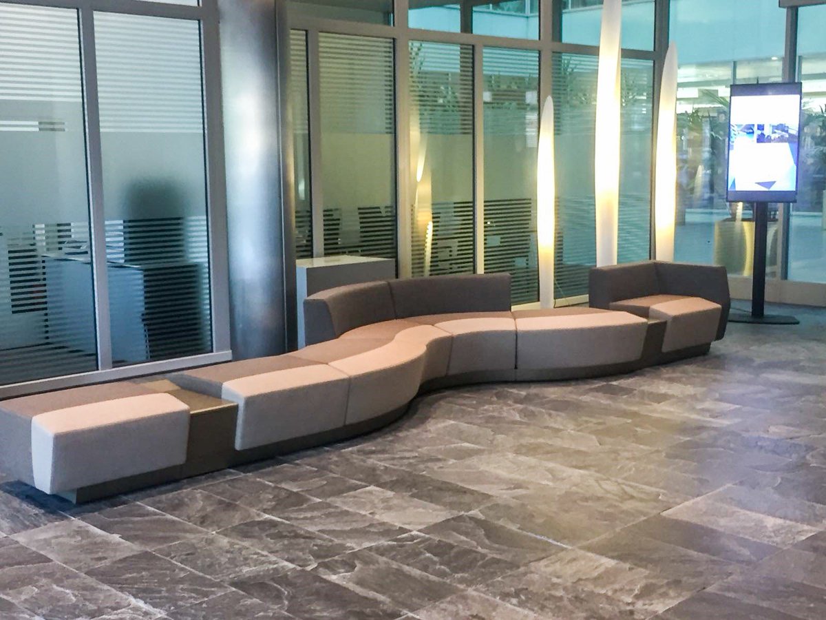 Round_Office's tweet photo. Mandatés pour l'aménagement de l'accueil d'un hôtel pour start-up, la volonté était d'occuper le grand espace à l'entrée avec un mobilier fluide et confortable. De toute évidence, l'ARCIPELAGO est la solution qui convenait pour cette demande.

https://t.co/Mv76TfGqxE https://t.co/ZJDueRRQhD