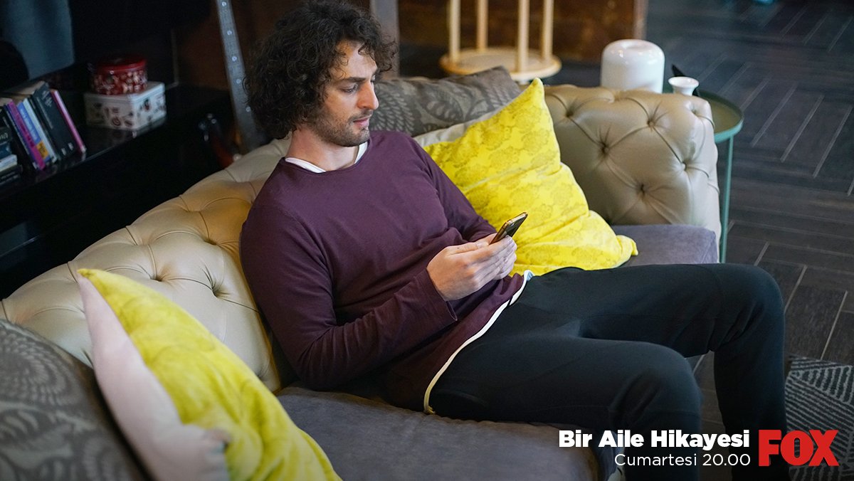 Berk'e bir süre haberleri okumamasını tavsiye ediyoruz. 😏 #BirAileHikayesi foxplay.com.tr/Bir-Aile-Hikay…