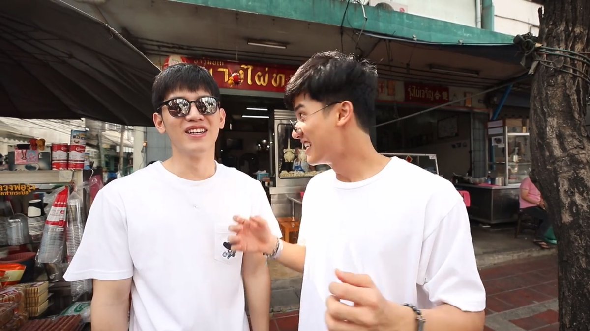 ชอบมากเวลา #เตนิว อยู่ด้วยกัน ครั้งนี้ดูแล้วแบบ เฮ้ย จะหาว่าขี้ชิพ ก็ได้แต่มันมีแต่รอยยิ้มที่เกินเบอร์ มีความสุขที่ล้นทะลัก แล้วแบบพอดูรอบ2 เอ๊ะทำไมเวลาคุยกะยัยน้องในรถใช้เสียงซอฟๆ เสียงสามเสียงสี่ พอแนะนำหน้าร้านเป็นเสียงพ่อจริงๆ พูดปกติ #กินกันกับเตนิว https://t.co/Xy1tf7gOUm