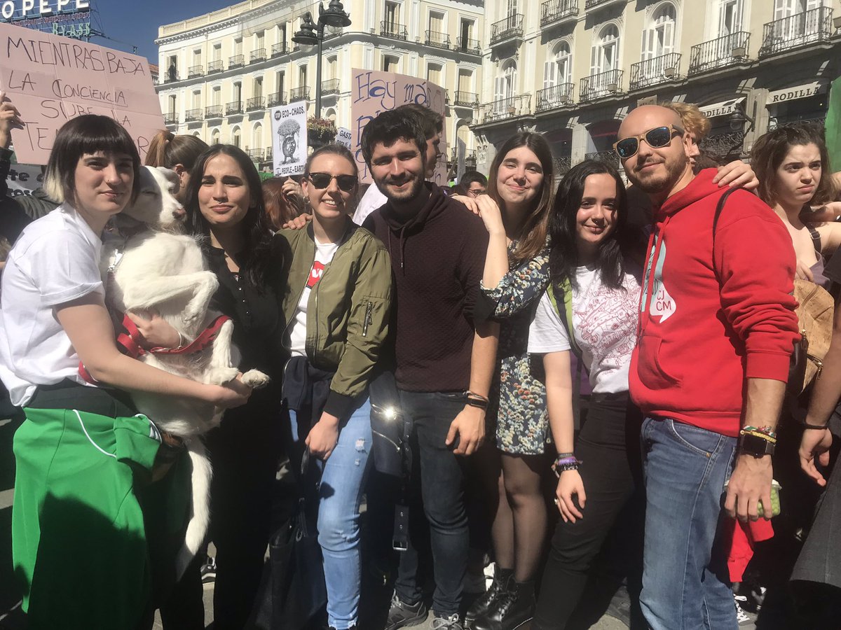 Absolutamente impresionante. Las jóvenes de la Comunidad de Madrid salen a la calle para exigir actuaciones urgentes de cara a frenar la crisis climática que vivimos. #FridaysForFuture queda claro ➡️  #MadridLateJuventud